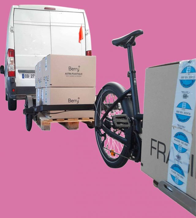 Le camion dépose les marchandises à l'entrepôt puis sont charges sur le vélo cargo pour livraison sur saint-malo